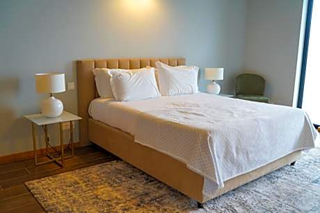 Deluxe Three-Bedroom Apartment with Sea View