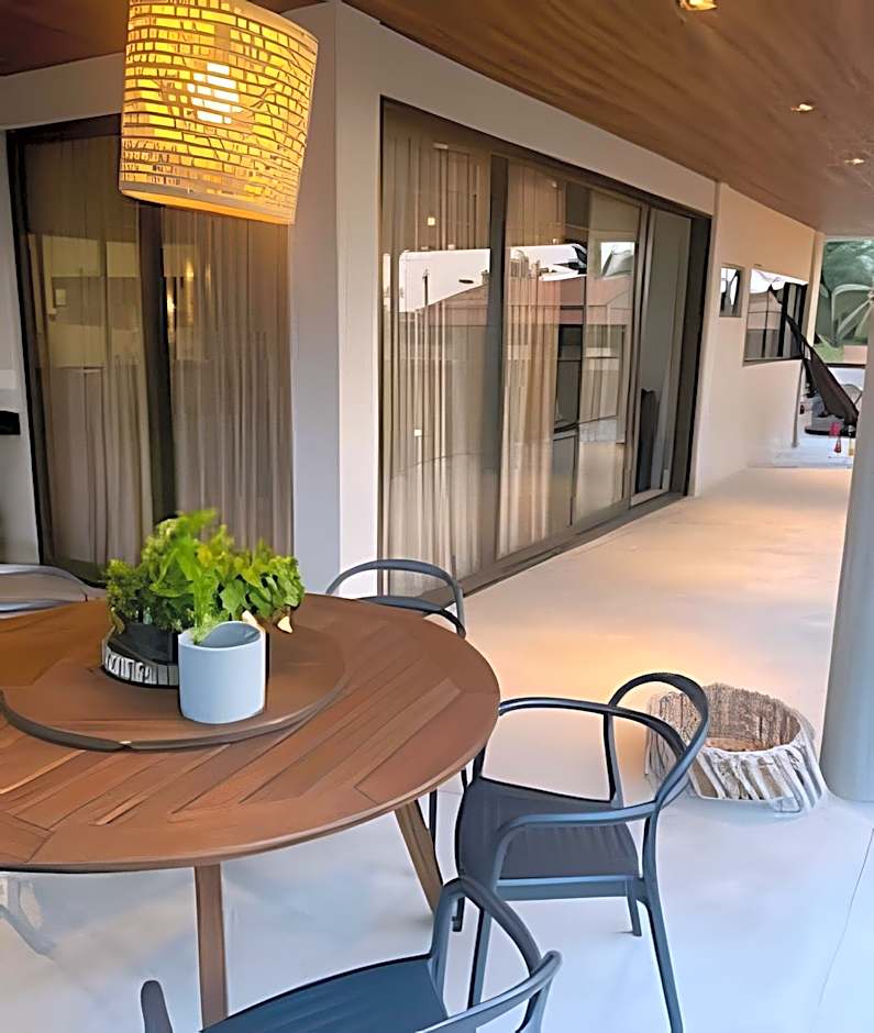 Casa confortável com vista mar e piscina