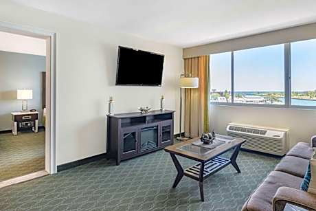 One-Bedroom Bridal Suite with Lake View - Non-Smoking