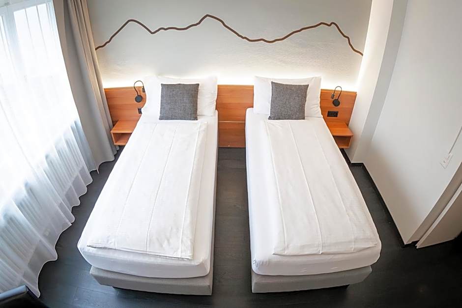 Hotel Merkur - West Station