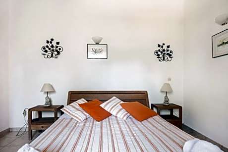 One-Bedroom Bungalow with Garden View (Iris)