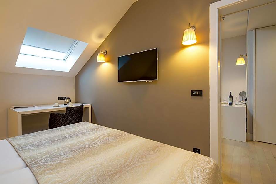 Photo 1 of 8 of Suite