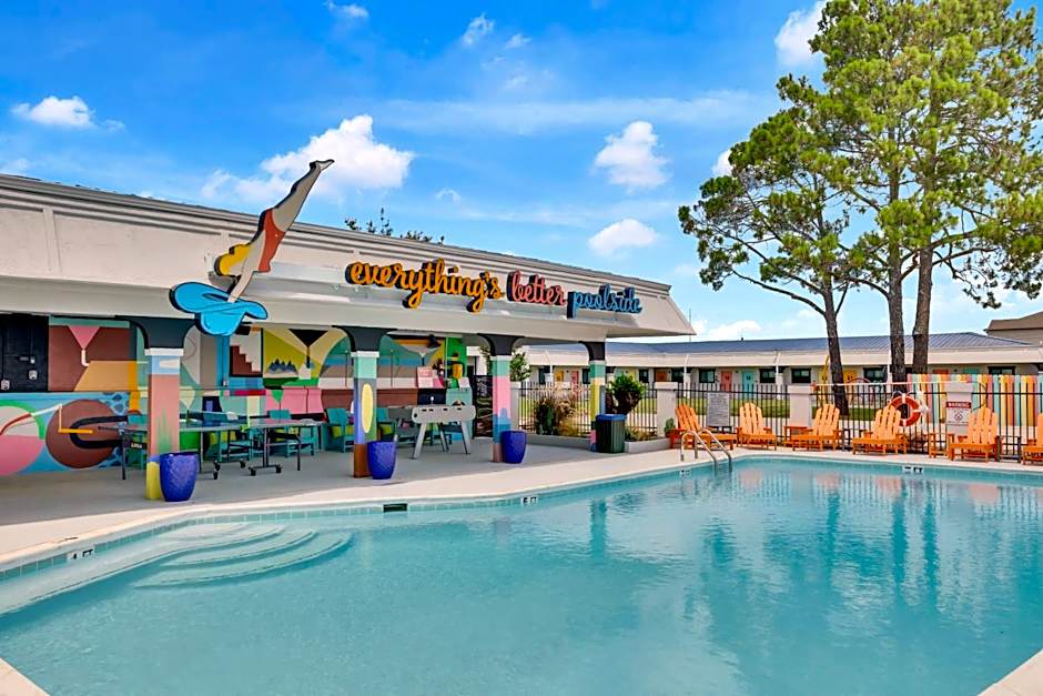Hotel McCoy - Art, Libations, Pool Society