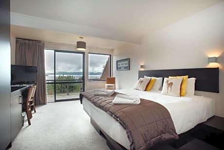 Lake View Studio Hotel Room with Ensuite Bathroom