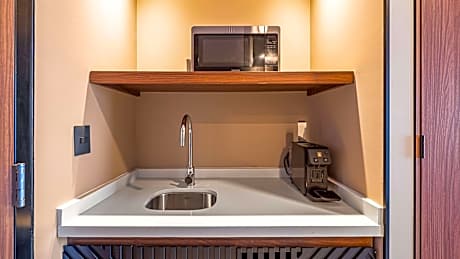 One-Bedroom Queen Suite - Non-Smoking