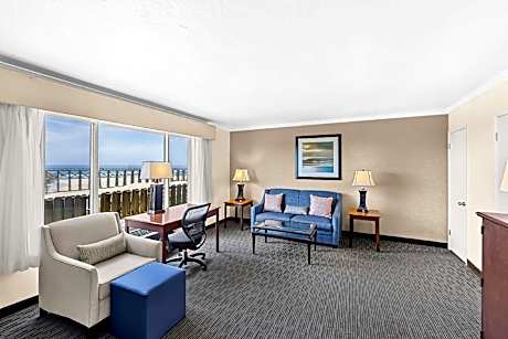 SUITE-1 QUEEN BED,NSMK,LIVINGRM,FIREPLACE,HISPD,REFRIG,CONTINENTAL BREAKFAST