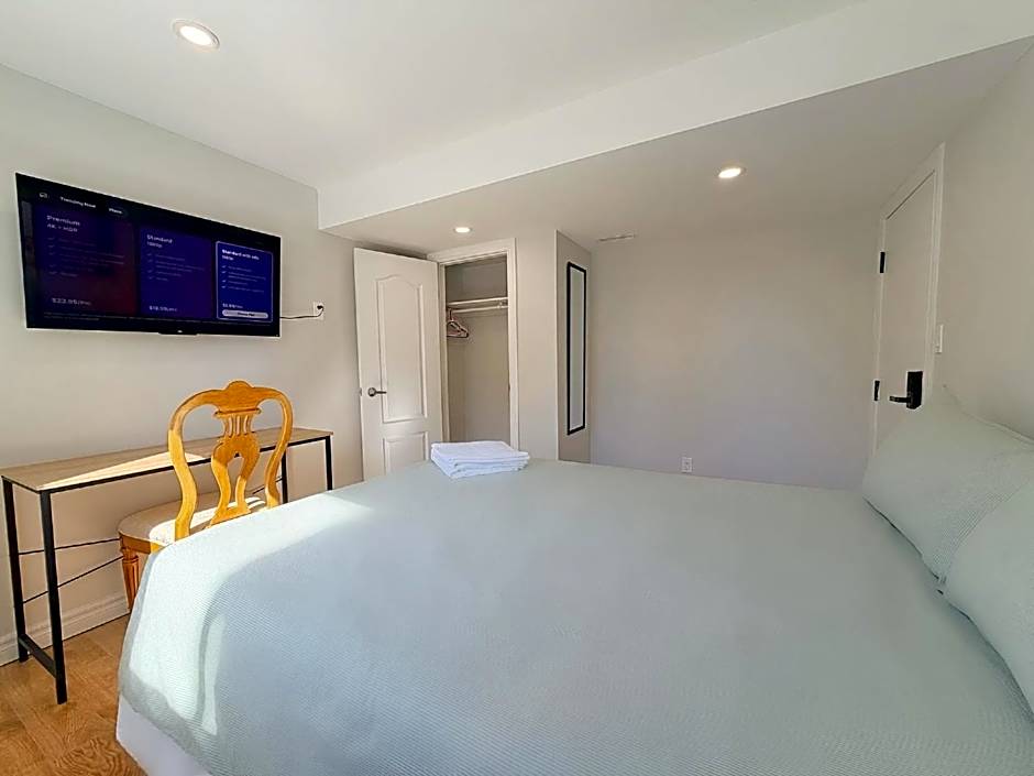 Cozy Rooms in Bright Walkout Suite - Newly Renovated in 2026