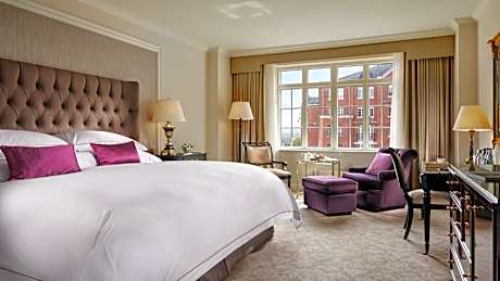 Classic King Room with Courtyard View