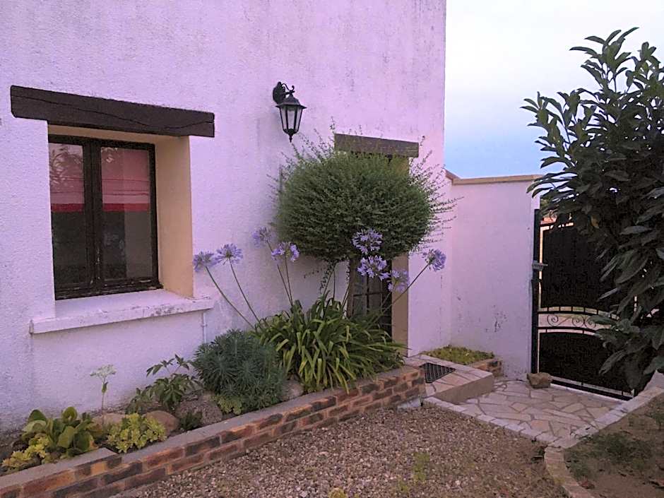 maison blanche piscine et petit déjeuner