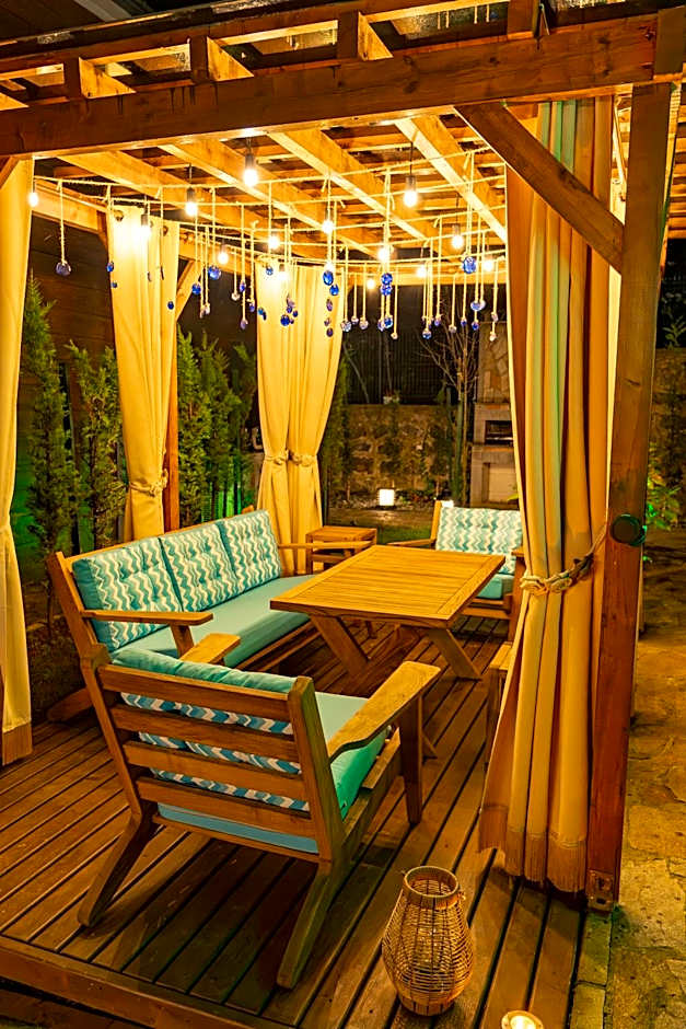 POISON GARDEN SUİTE