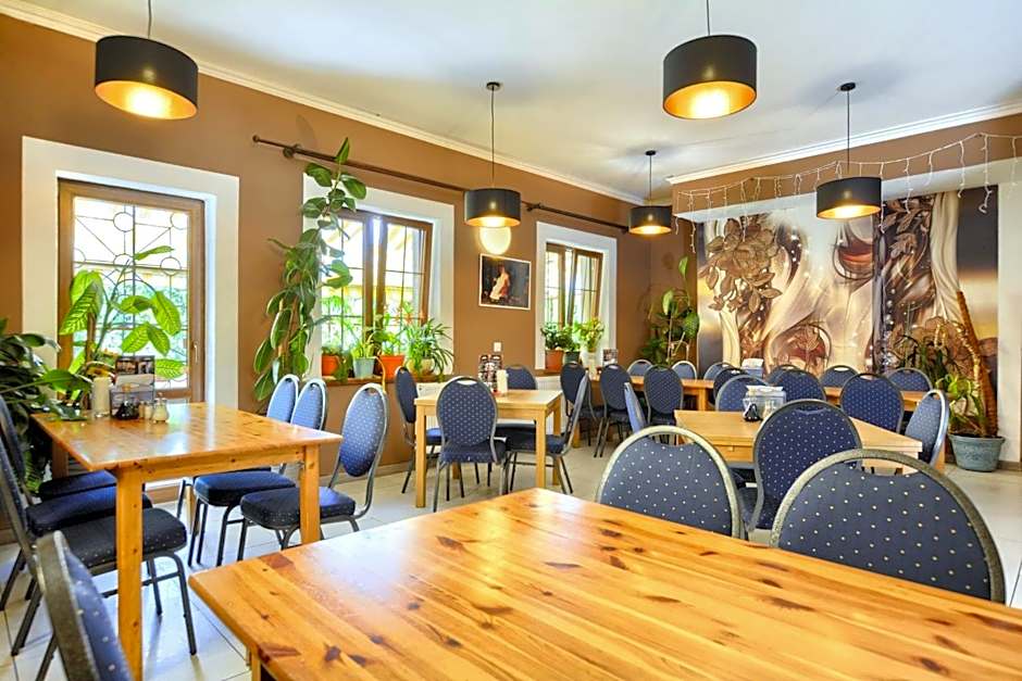 Zajazd Karłów Restauracja & Pokoje Gościnne