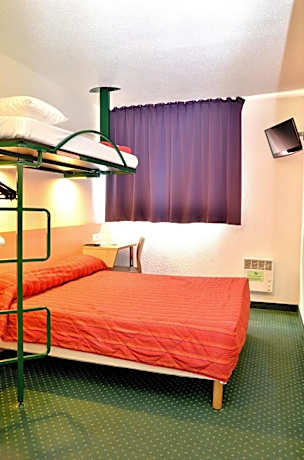 Triple Room with 1 Double Bed and 1 Single Bed