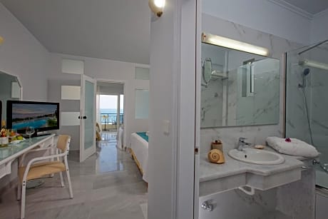 Superior Family Room with Sea View (2 Adults +2 Children)
