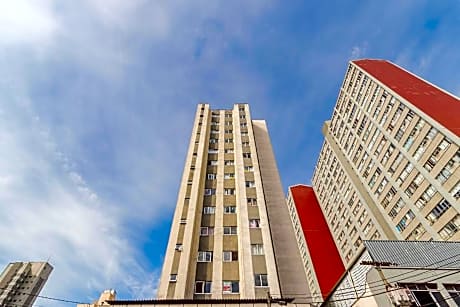 Ed. Charlie Chaplin | Prédio no coração de Curitiba | Gonzaga Stays