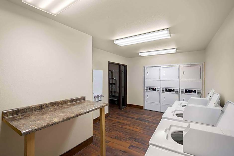 Days Inn & Suites by Wyndham Rochester South