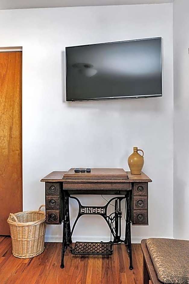 Retro vibe w hot tub piano lounge and vinyls