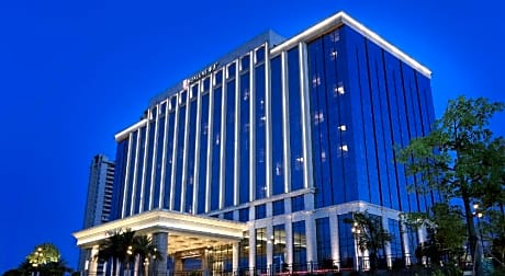 HUALUXE Yangjiang City Center By IHG