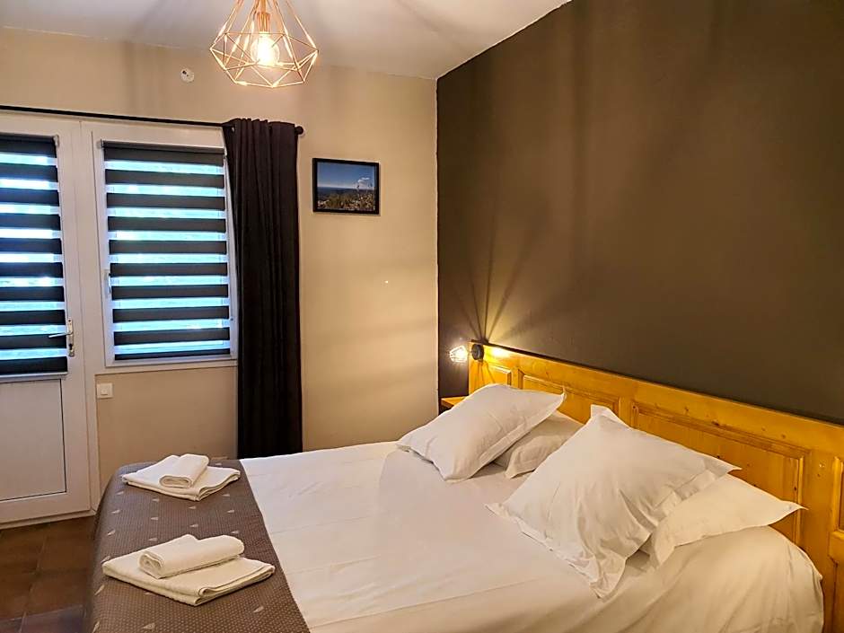 Photo 1 of 4 of Double Room