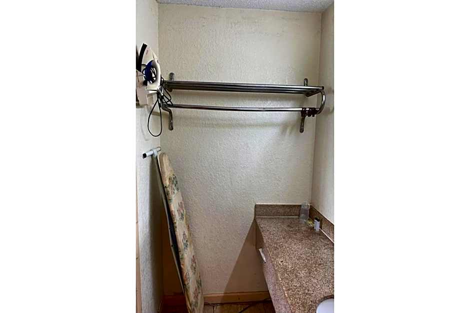 Super Inn & Suites by OYO Milledgeville