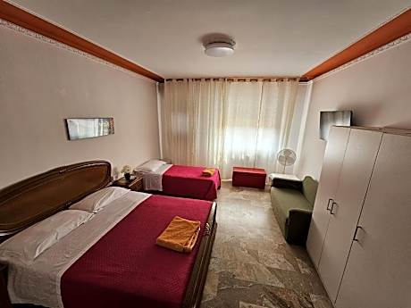 Basic Triple Room with Shared Bathroom