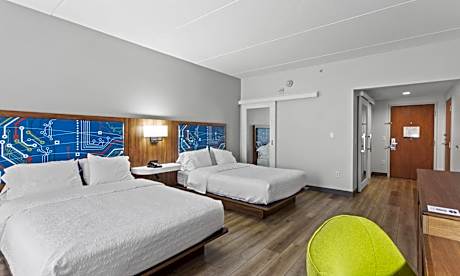 Queen Room with Two Queen Beds and Bath Tub