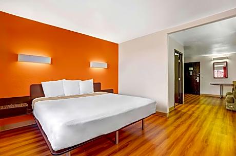 1 King Bed | Suite, Non-Smoking