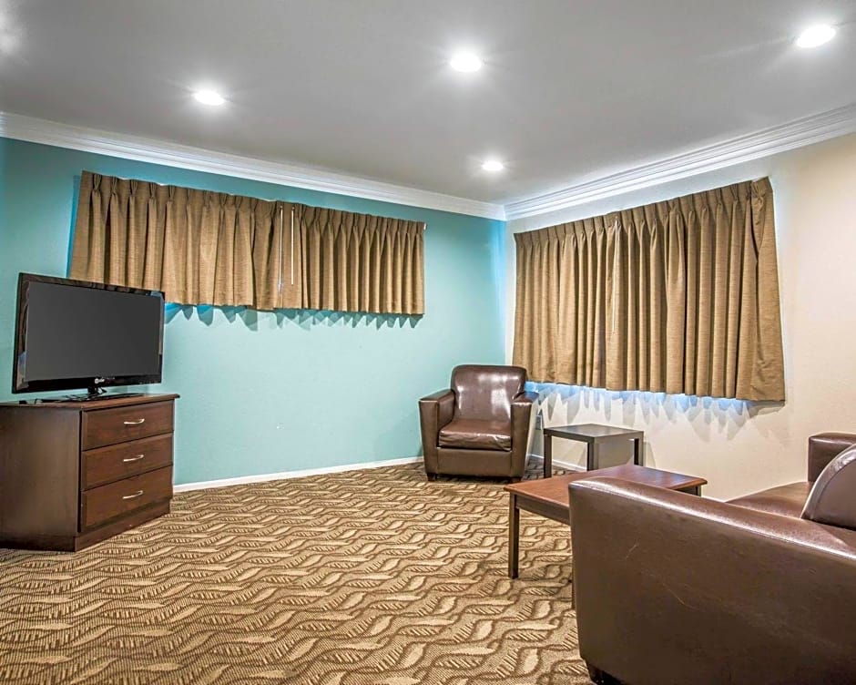 Rodeway Inn & Suites