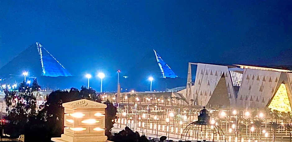 New Museum, Pyramids inn