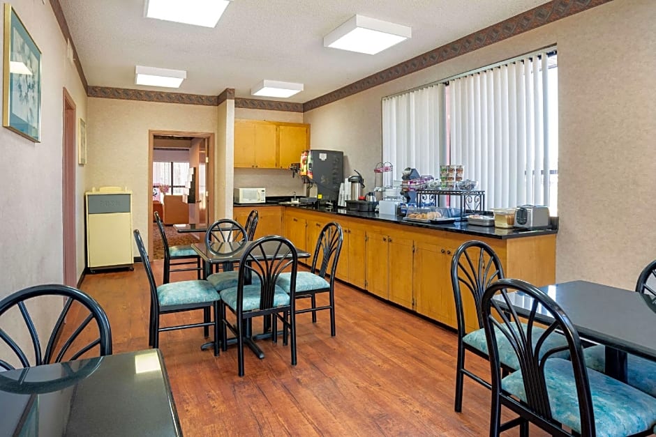 Econo Lodge Inn & Suites Forest
