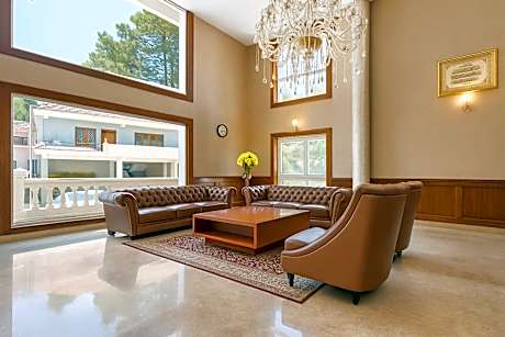 The Majestic Crown Hotel