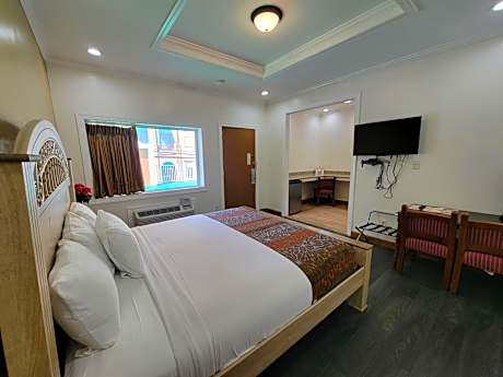 Deluxe King Suite