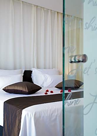 Executive One-Bedroom Suite with Balcony and Sea View - Free SPA Access