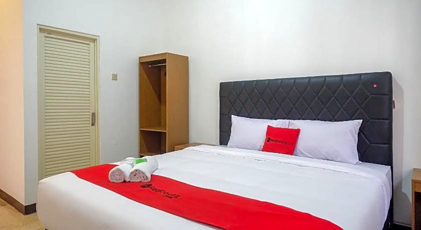 RedDoorz near Kawasan Simpang Lima Area