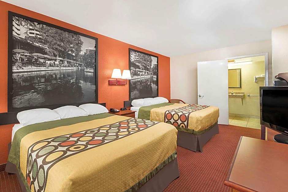 Super 8 by Wyndham San Antonio at I-10