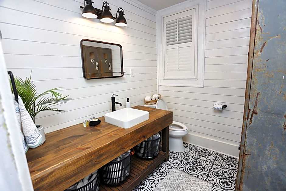 Historic Home Family Friendly Close to Seawall