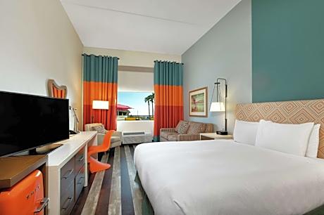 King Mob/hear Access W/ri Shower - Pool View