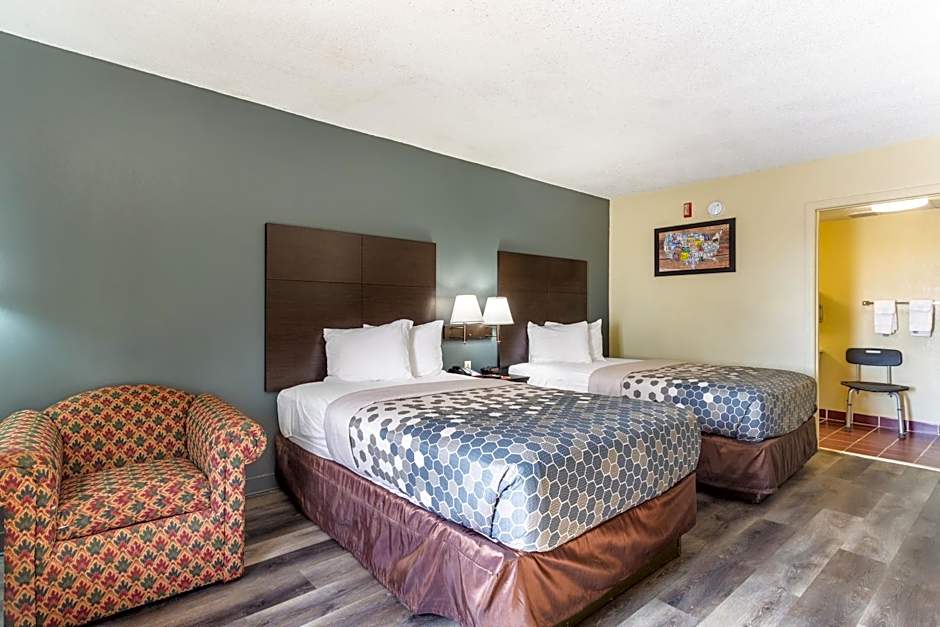 Econo Lodge & Suites Clarksville near Governors Square Mall