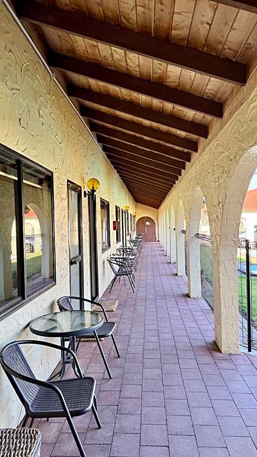 Captains Quarters Motor Inn