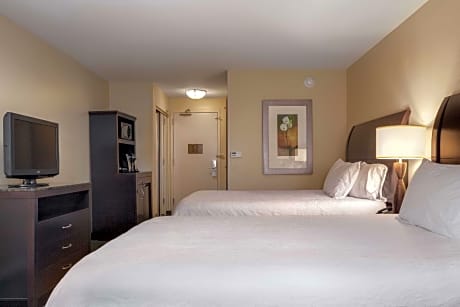 2 Queen Mobility/Hearing Accessible w/Bathtub