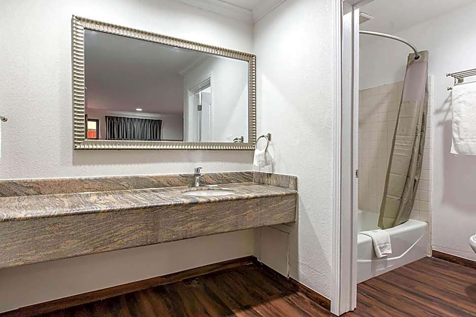 Baymont by Wyndham Bakersfield