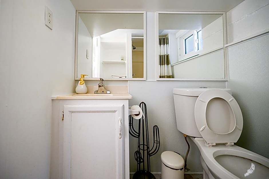 Charming Basement Suite with Private Entrance Near Subway, Koreatown & UofT