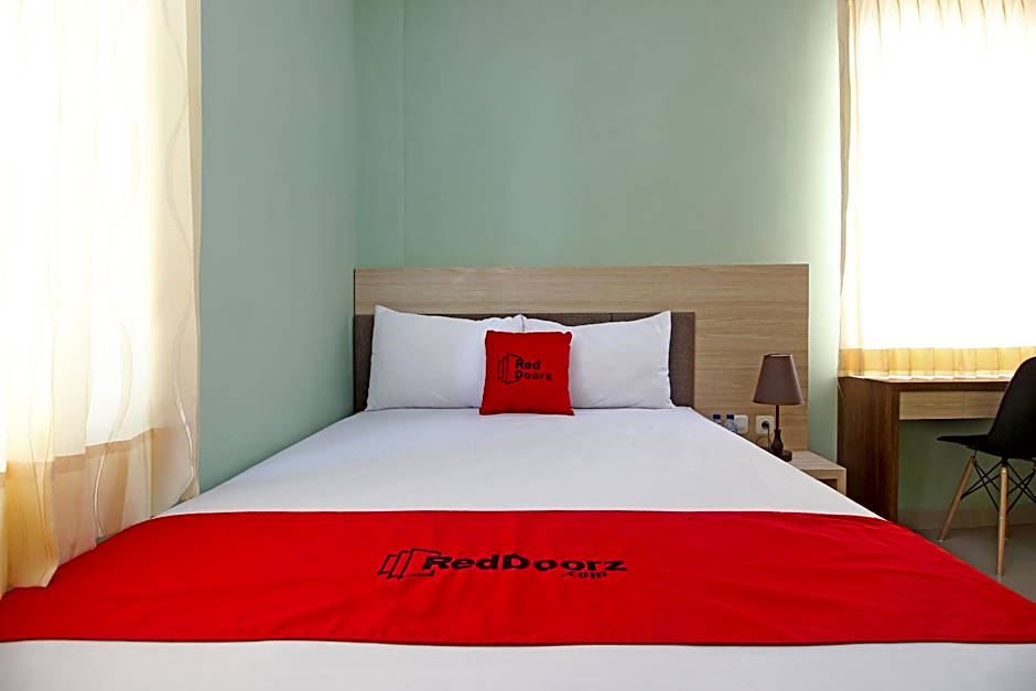 RedDoorz near Solo Balapan Station