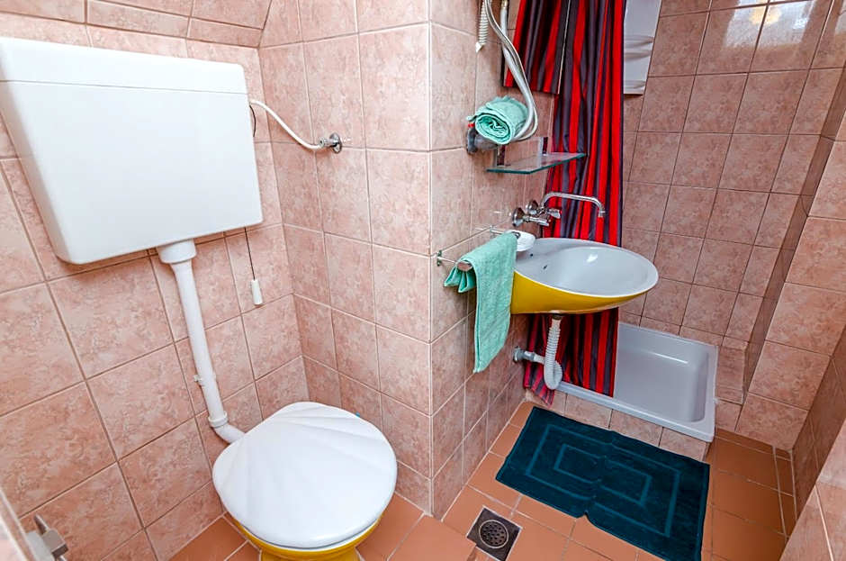 Apartments & Rooms Mihajica