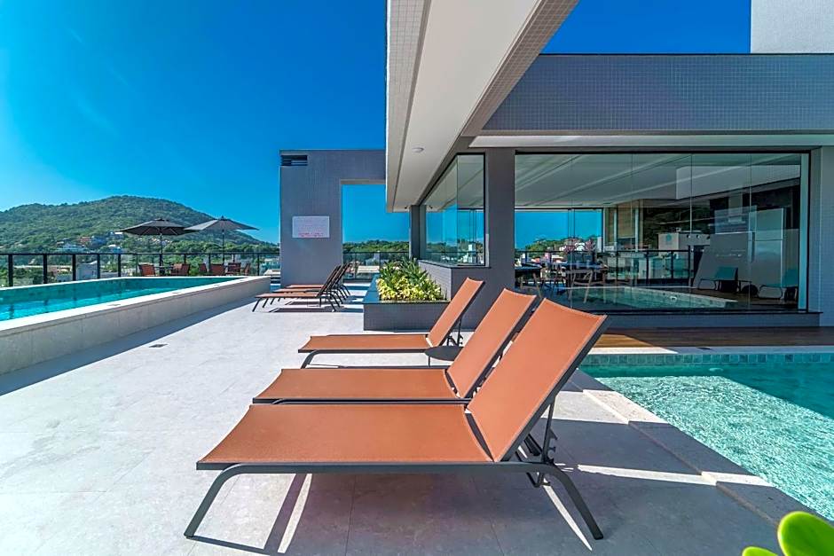 Adra 105 - Excelente apartamento no centro de Bombinhas - Rooftop com piscina e academia - À poucos metros da praia - (Consultar serviços de roupas de cama e banho)