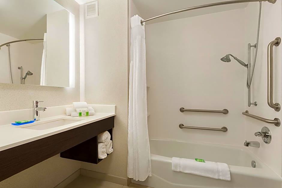 Holiday Inn Express Hotel & Suites Shawnee I-40 By IHG