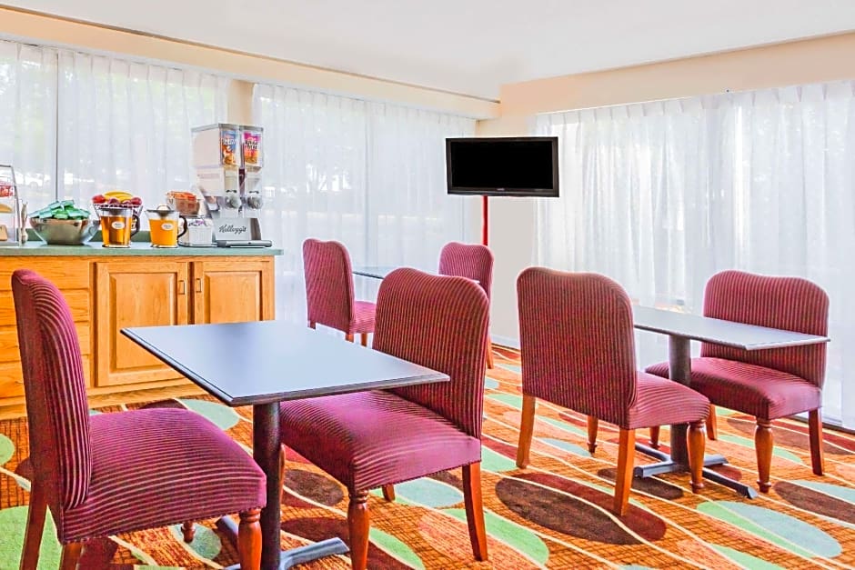 Super 8 by Wyndham Stafford