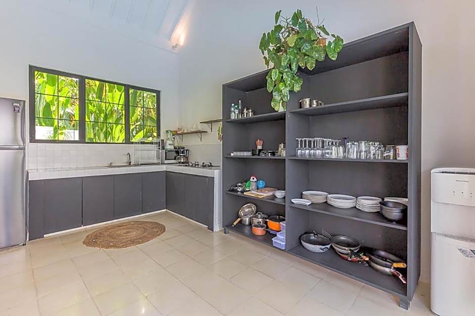 Elegant 3 BR villa huge pool in central Canggu
