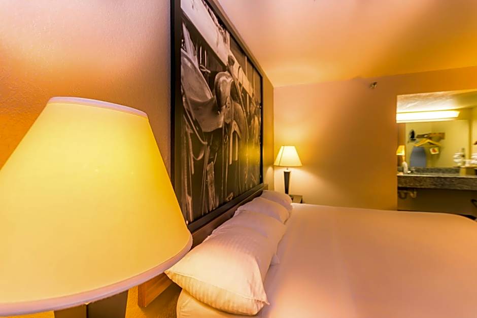 Super 8 by Wyndham Oklahoma Airport Fairgrounds West