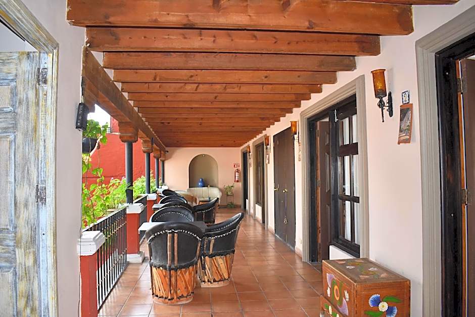 HOTEL ANA CATALINA & SUITES