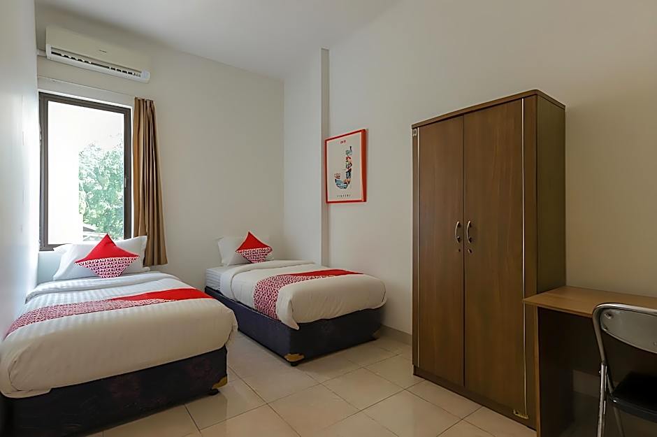 OYO 866 Idola Residence